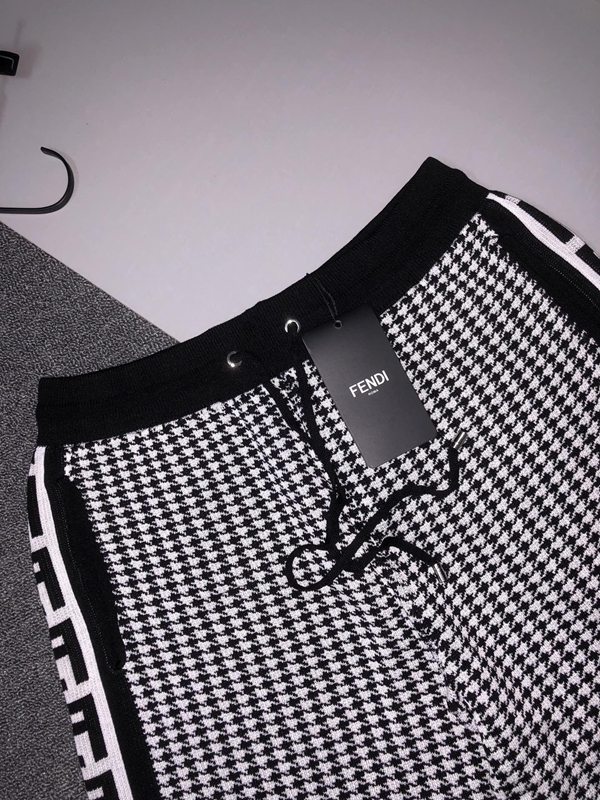 ブランドハーフパンツ背面デザイン